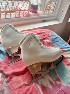Edeas 265D Concerto Women's White Figure Skates with Coronation Ace Lite Blades